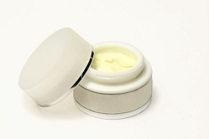 Krema proti mozoljem v embalaži