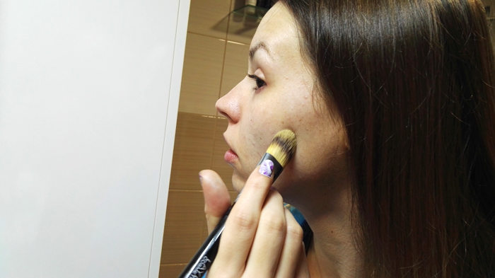 Nanašanje zelenega korektorja na kožo