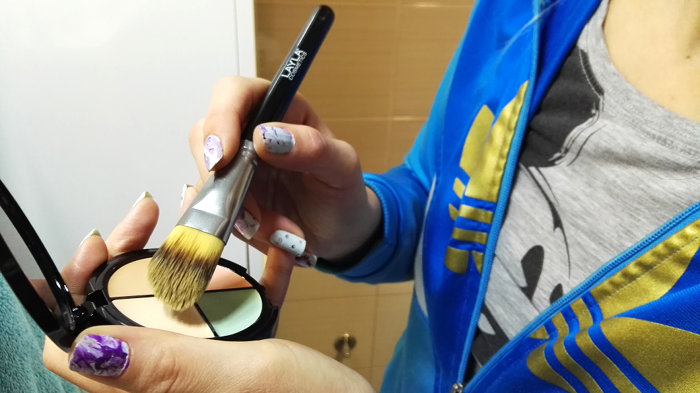 Rjavi korektor za obraz, prekrivanje nepravilnosti