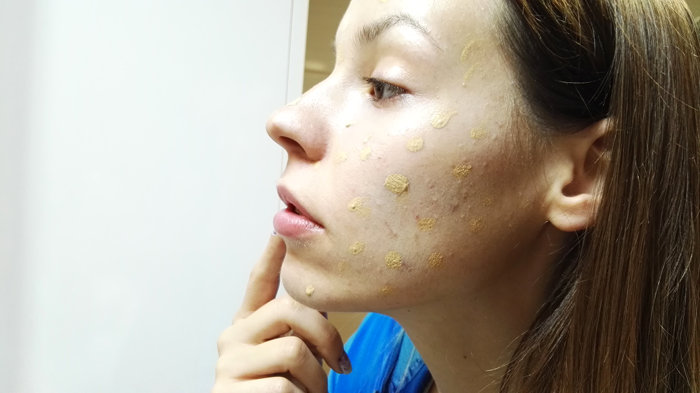 Tekoči puder na licih in razmaz